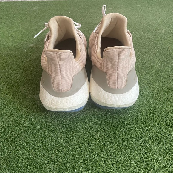 Adidas Ultraboost 22 - Picture 2 of 3